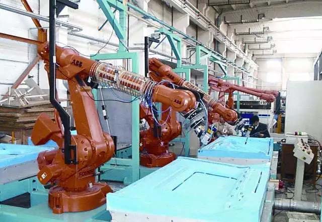 研发团队便投入了大量的资金和精力去开发一款符合我国国情、市场行情的工业机器人