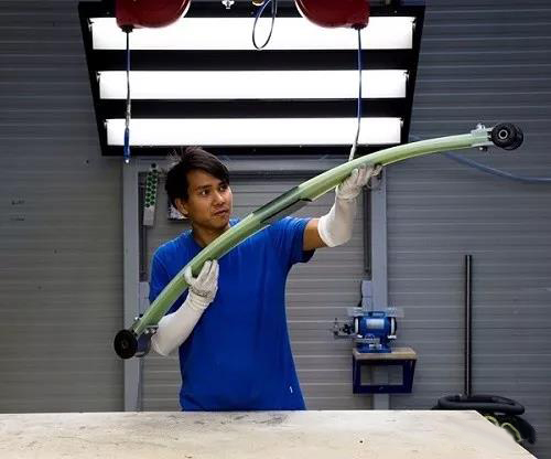 西格里碳素为福特全顺批量生产玻璃纤维复合材料纵向板簧减重50％    -2