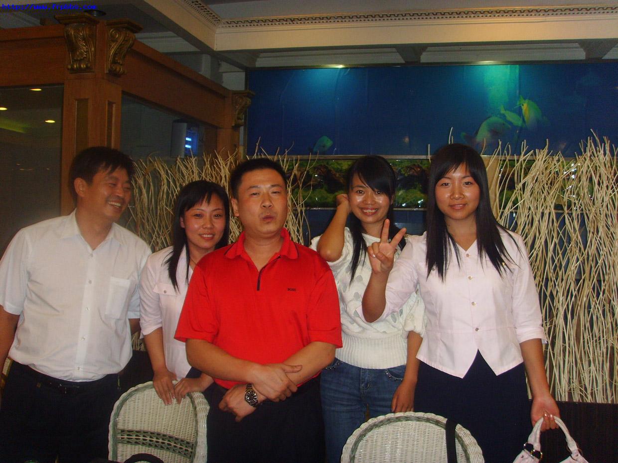 真没想到，今年的美女喜欢红衣服