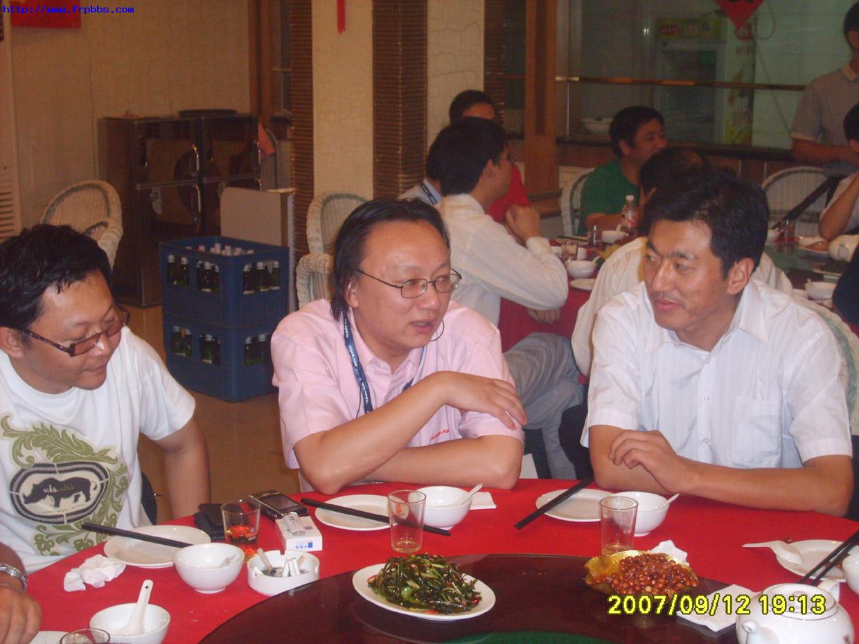 人还没到齐，等等再吃。