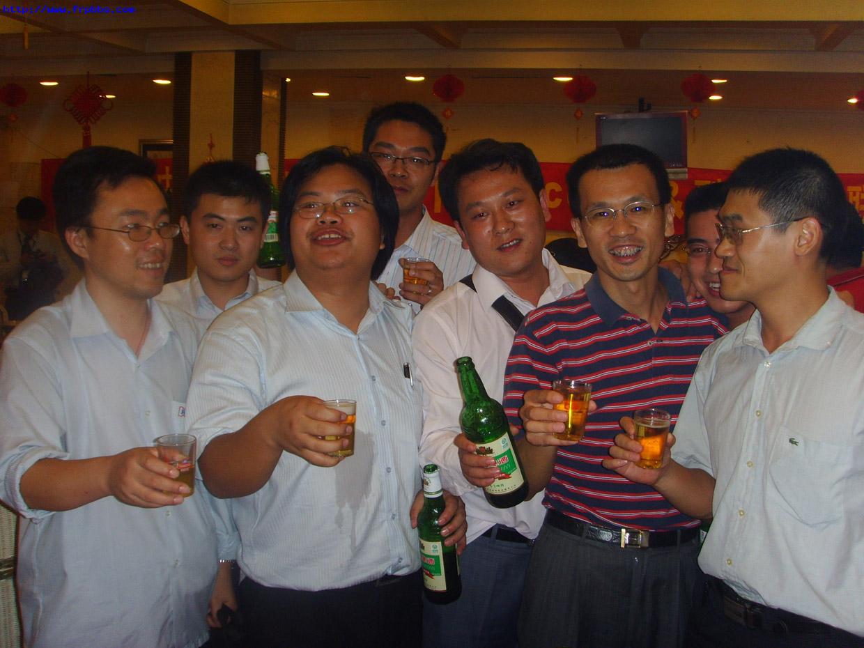 没来的举手，我都替他喝了。