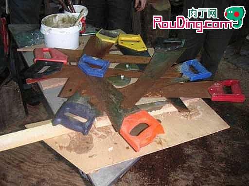 你看锯子都被吸住了，磁性很好