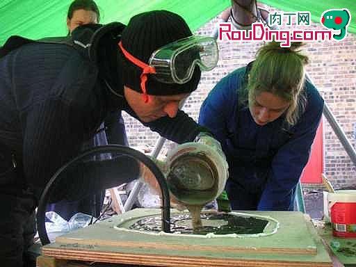 模子里倒入树脂固化