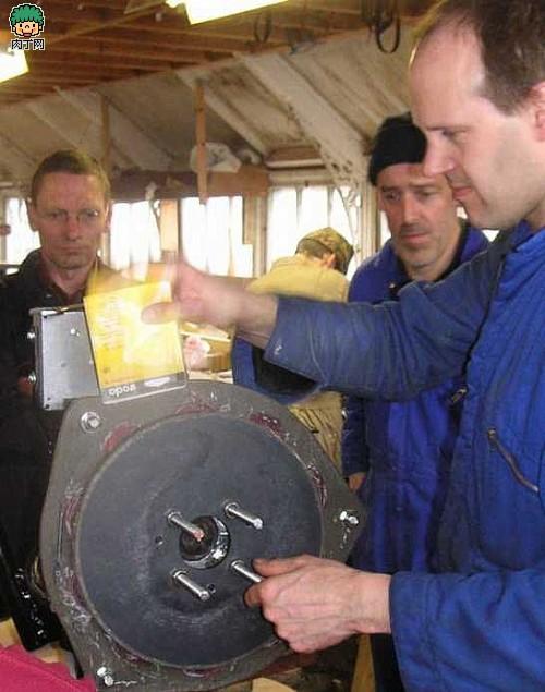 自制风力发电机-装上转子，用卡片使定子和转子之间保持1.5mm左右的间隙