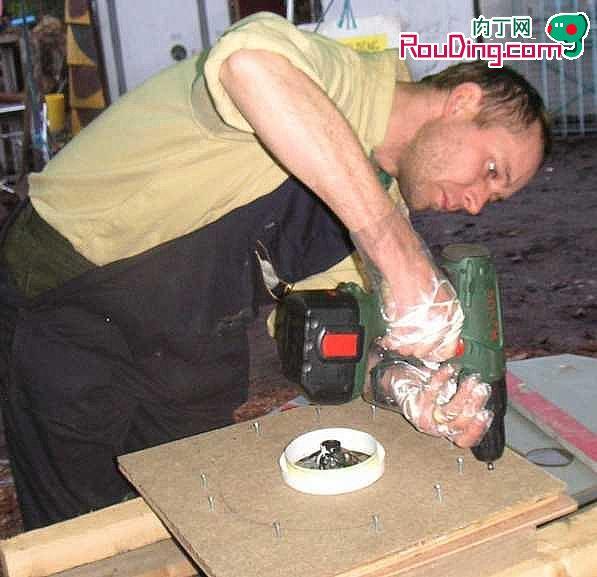 浇注好的定子中心上准备装上转轴，白色的塑料圈是用来倒入树脂的