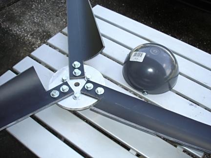 给轮毂找一个轮毂罩，这样能防止螺丝风吹日晒，同时也能起到导流的作用