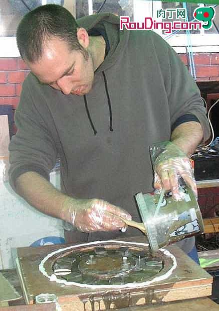 磁铁排列成一圈——作为转子，倒入树脂并固化