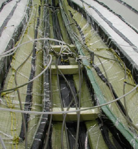 开始导入树脂,从船的中心线上开始,树脂管一条条开启