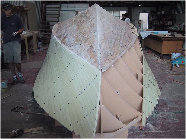 每条板需要先铆接固定,然后用结构胶相互之间粘接