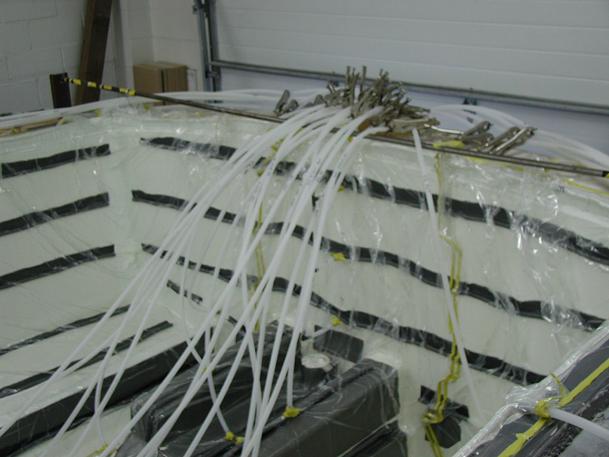 接好注入口后的树脂管,被平嘴钳夹好放在一起