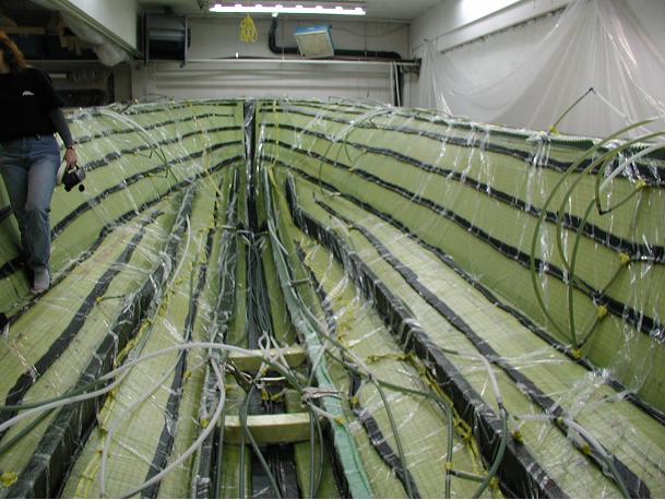 整条船导入完成,关闭树脂入口,继续抽真空,直到树脂固化,注意这张图里的树脂已经有点发绿,实际上已经固化.