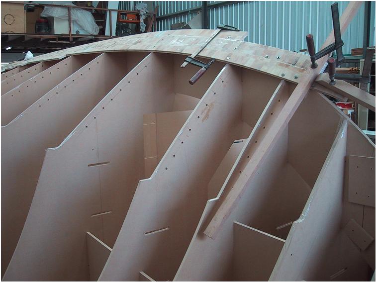 接下来用的就不是一般的木头,而是轻木跟玻纤通过环氧树脂复合的板