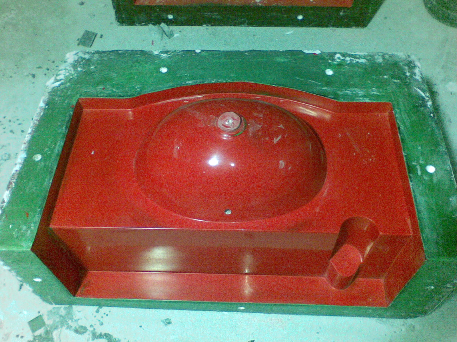 珐琅边上绿色是产品胶衣上颜色的.红色的是模具胶衣层后喷的.