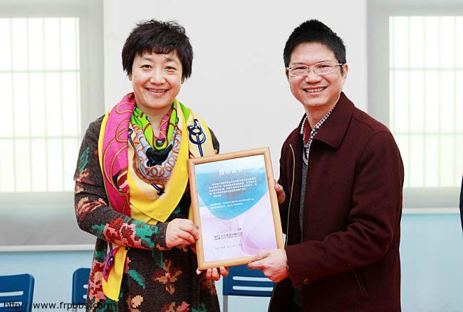 巨石集团孙总为广州博皓复合材料有限公司董事长送上经销商证书