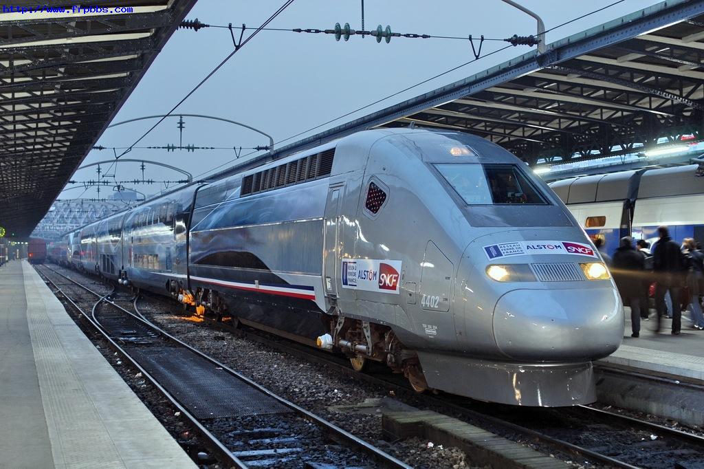 这就是世界铁路高速记录的新贵4402号试验列车。由两节机车和3节双层车厢组成。共8个转向架，其中6个带动力