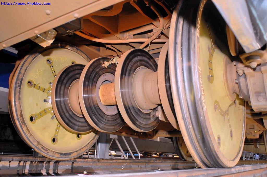 这是两个不带动力的转向架之一，和普通的Duplex双层车厢的转向架包括制动盘设计相同。同样可以看到加装了个