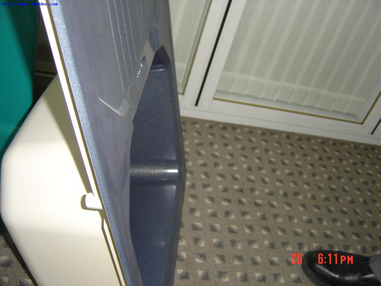 兰色洁具的侧面(见白色本体)