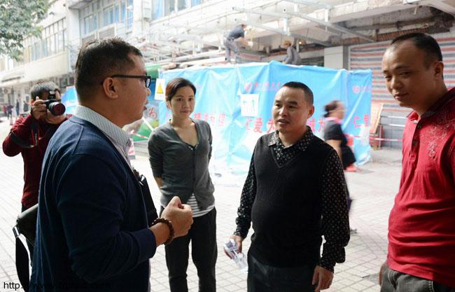 商会副会长张葆旺、理事戴爱平、秘书孔凡顺一起到医院探访