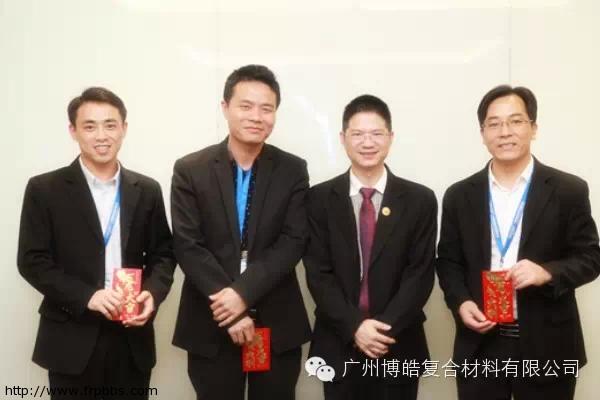 销售冠军赖建明（右一），亚军赖道理（左一）,季军方绍平（左二）