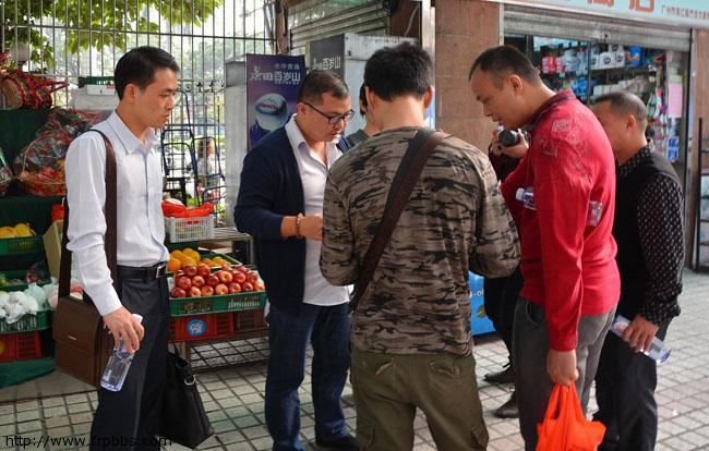 大家与胡老师丈夫交谈