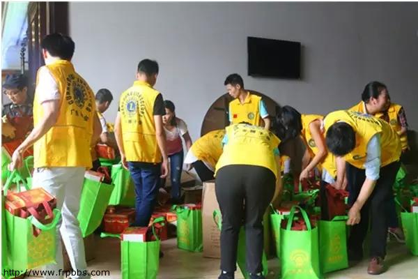 忙碌的义工小伙伴