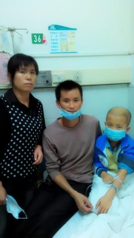 高春耀夫妇在医院照顾生病的儿子