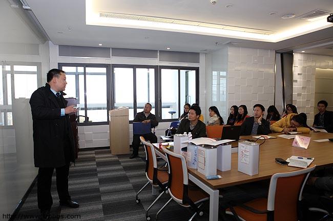 理论培训现场，办公桌上摆着各种辅料产品：脱模剂、清洁剂、封孔剂、美光八号蜡等。